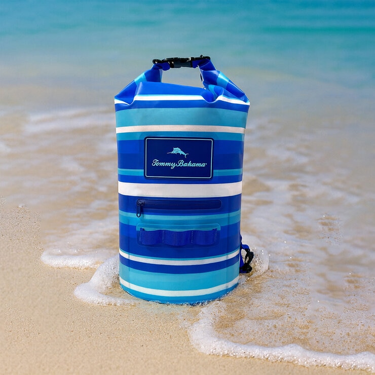 Lifestyle image of the dry bag in stripes Lifestyle image of the dry bag in stripes