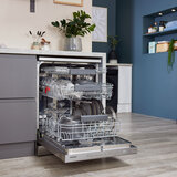 Lifestyle shots Open Samsung Series 11, DW60A8060FS/EU, 14 Place Setting Dishwasher,