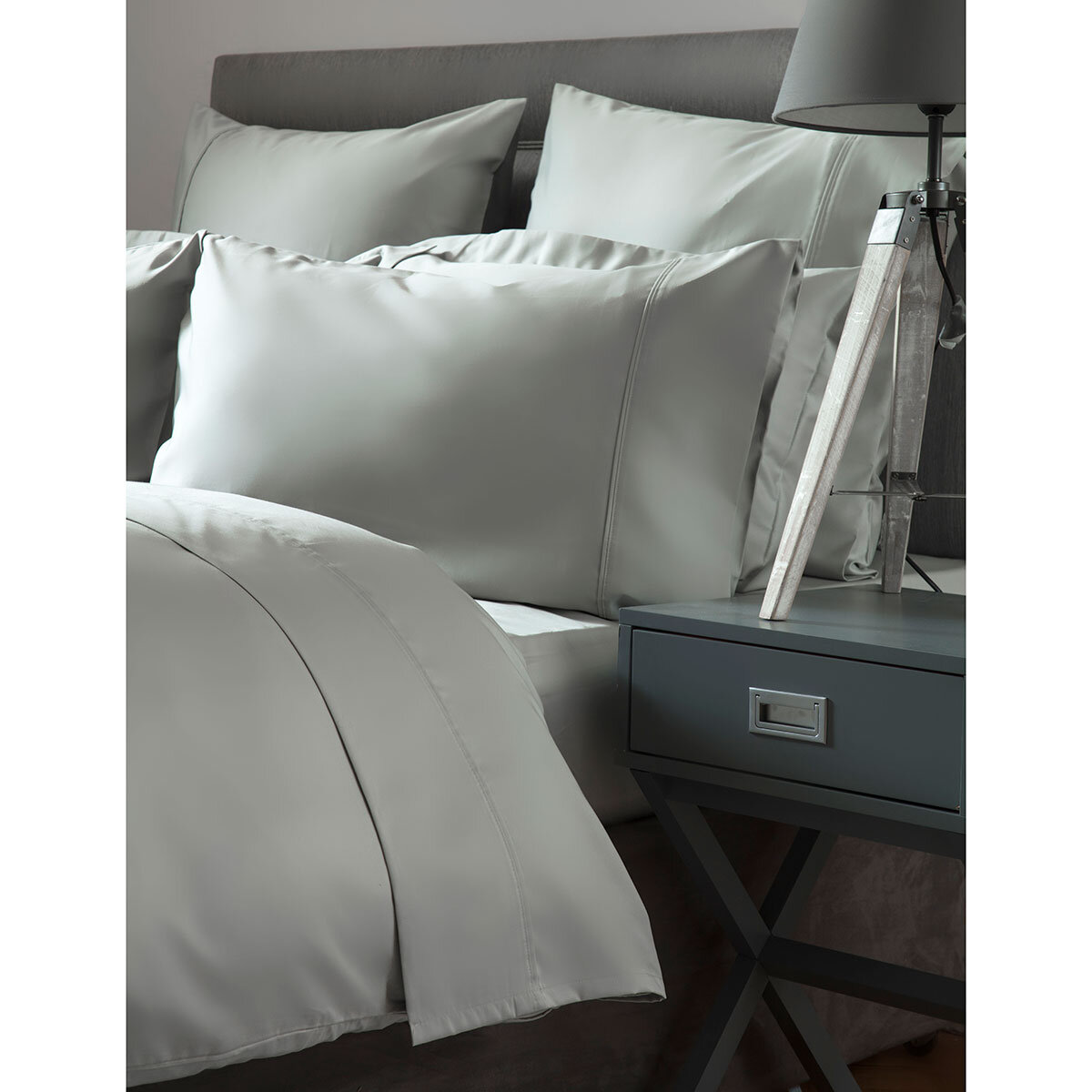 600 thread count bed linen bundle in platinum
