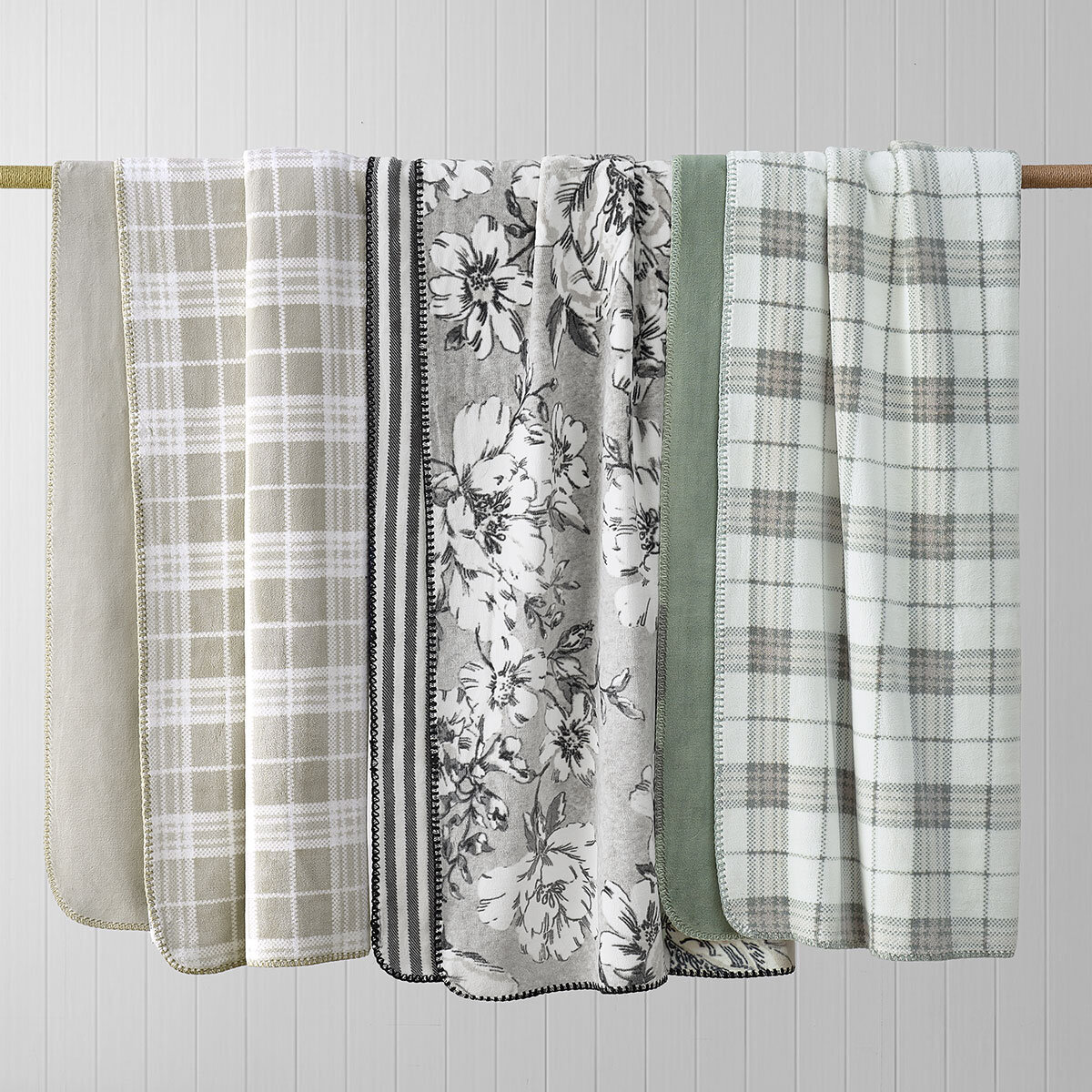 Casual Living Reversible Plush Throw 127 x 177 cm, in 3 designs