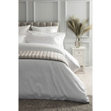 1203 Thread count bedding in white