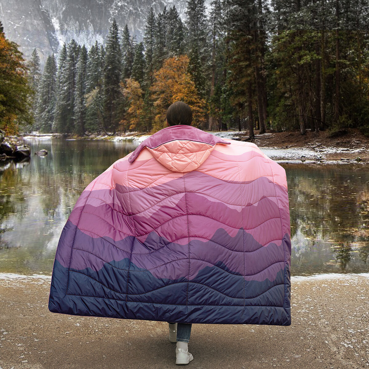 Weatherproof vintage outdoor blanke twith detachable hood in magenta