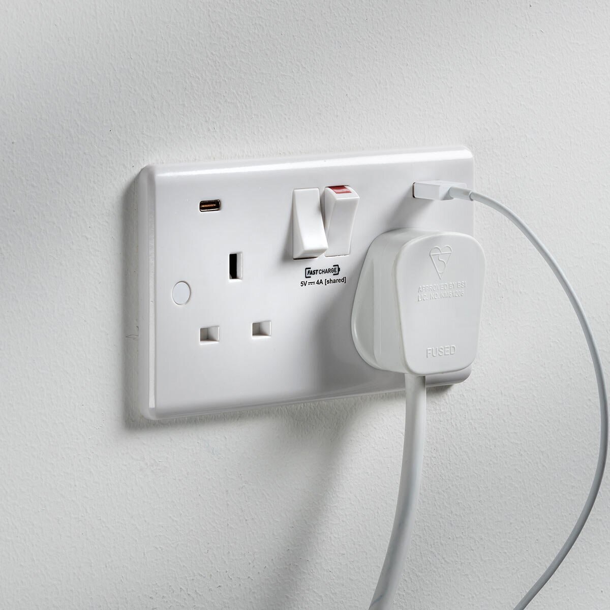 Knightsbridge Socket with Dual USB Fast Charge Ports | Co...