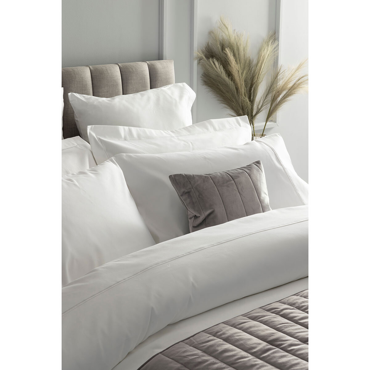 1204 Thread count bedding in white