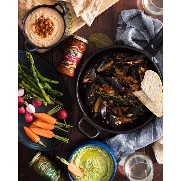 lifestyle shot with mussels lifestyle shot with mussels