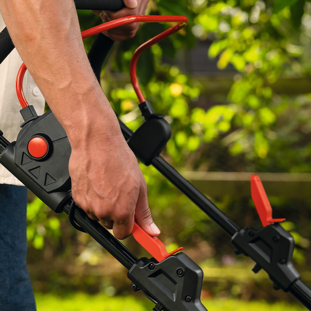 Bosch Rotak 36V (4Ah) 43cm Hand-Propelled Cordless Battery Lawnmower with 2 x 4Ah Battery and Charger Bosch Rotak 36V (4Ah) 43cm Hand-Propelled Cordless Battery Lawnmower with 2 x 4Ah Battery and Charger