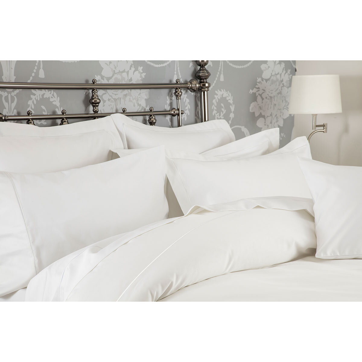 1202 Thread count bedding in white