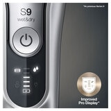 Image of Braun 9390CC Shaver showing improved display