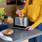 Lifestyle image Russell Hobbs Attentiv Variable Toaster