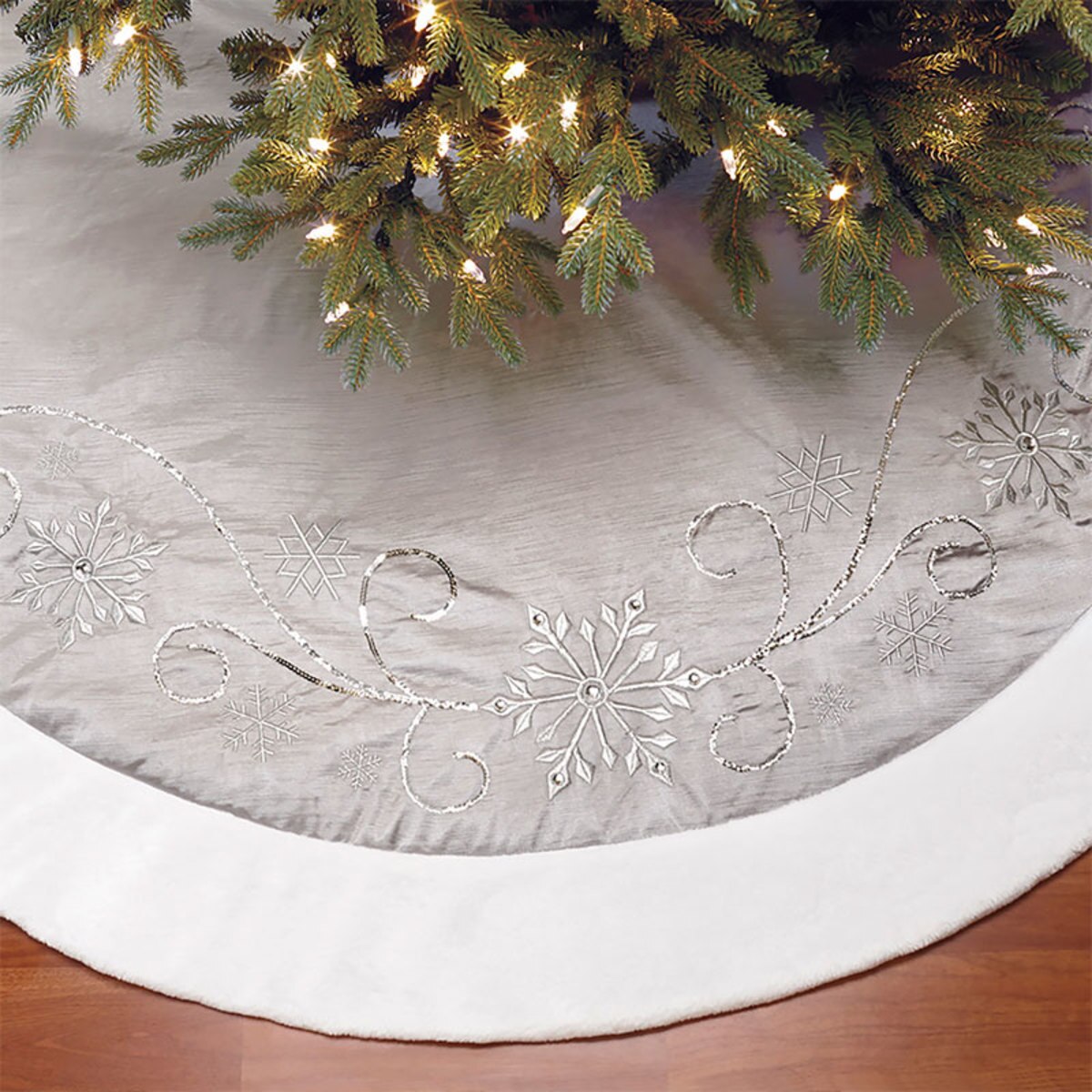 Decorative 66" (1.68 m) Christmas Tree Skirt in Silver